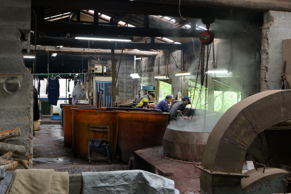 金井工芸の内観