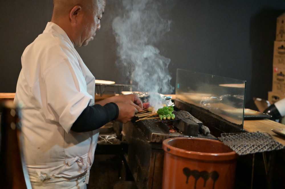 焼き鳥を焼く鳥重の大将