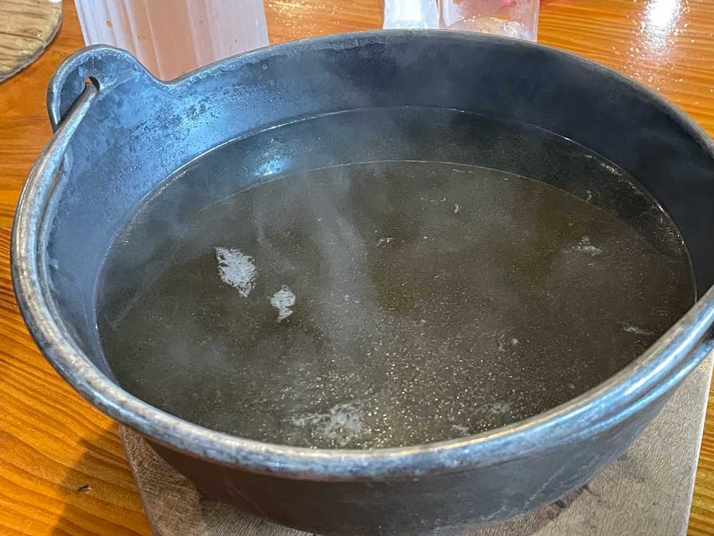 鶏飯にかける汁の鍋